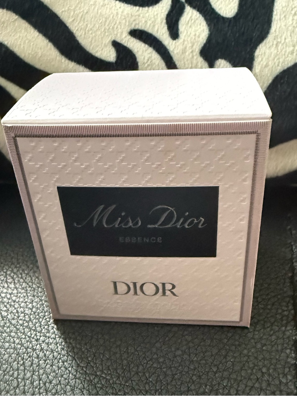 Miss Dior Essence Parfum - Picture 6 of 11
